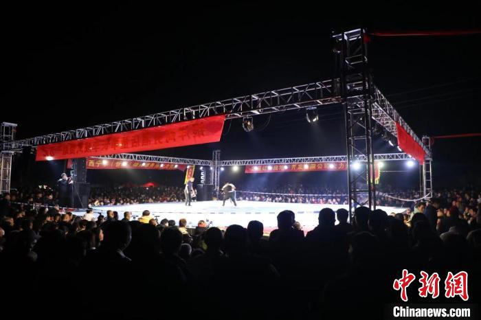 9月26日，在山西省忻州市定襄县受禄乡于家庄村的体育广场上，首届“丰收杯”挠羊大赛终于落下帷幕。　华舰体育供图