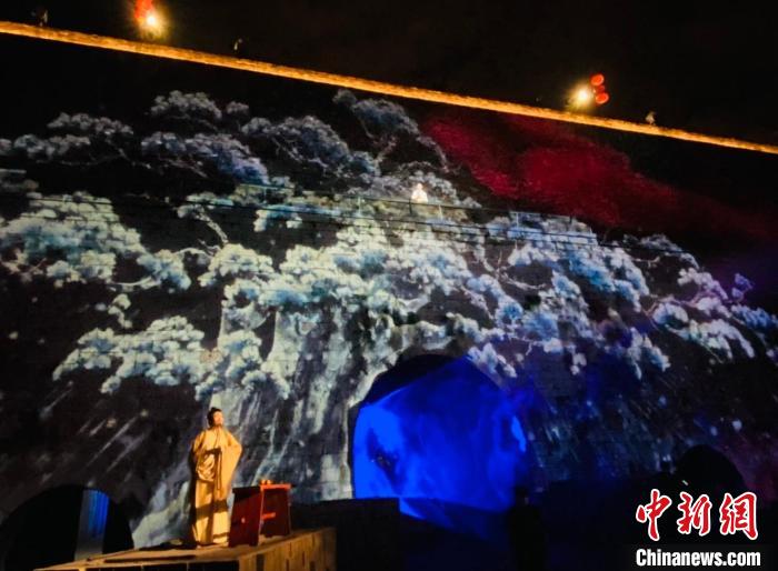 浮突于明城墙上的3D古战场、“彩绘”于墙体的大好山河令游客观众大饱眼福。　申冉 摄