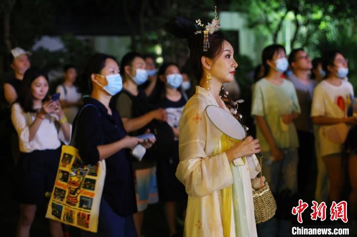 在南京百年名园瞻园，夜色中宫灯摇曳，游客们沉浸于盛放的桂花香中欣赏中华艺术之美。　泱波 摄