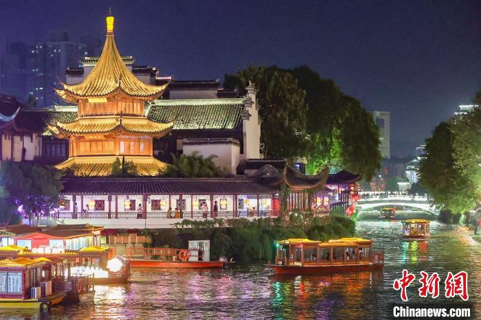 深受各地游客喜爱的南京秦淮河，在今年国庆假期首次开启西五华里的游船体验。　泱波 摄