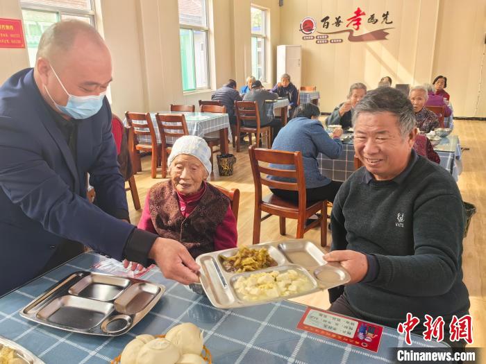 (资料图)80岁以上的老人，在长者食堂内就餐。　受访者供图