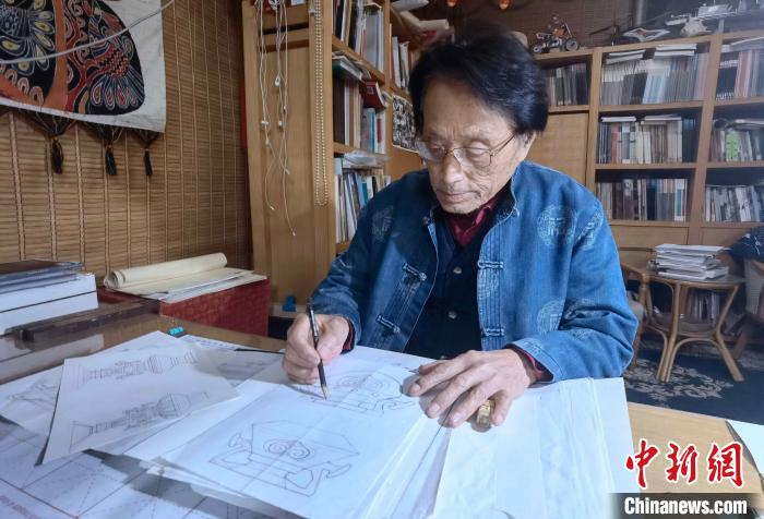 资料图：齐河县黑陶传承人刘浩正在创作。　受访人供图