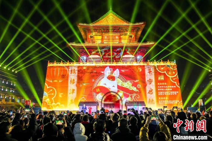 12月31日晚，天津鼓楼举办主题灯光投影跨年活动，迎接2023年的到来。　佟郁 摄