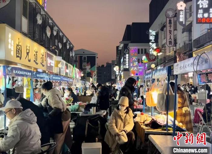 冬夜里的杭州夜市：点点微光华灯起最是人间烟火气