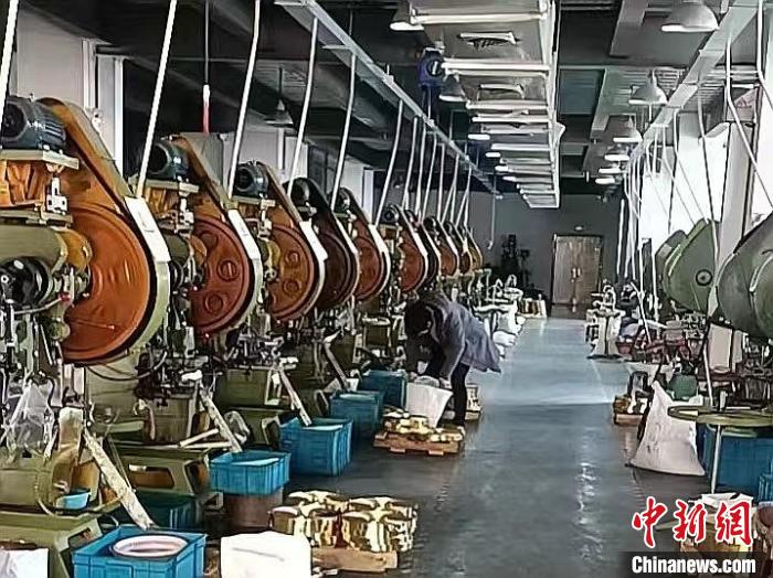 浙江嘉善“中国钮扣之乡”备货忙每年出口近300亿颗钮扣