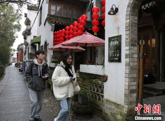 游客在西溪南村漫步 刘浩 摄