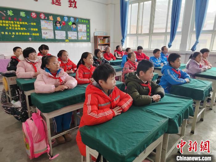 图为静宁县红寺中心小学学生收看朱彦军录制的“开学第一课”。　代祥峰 摄