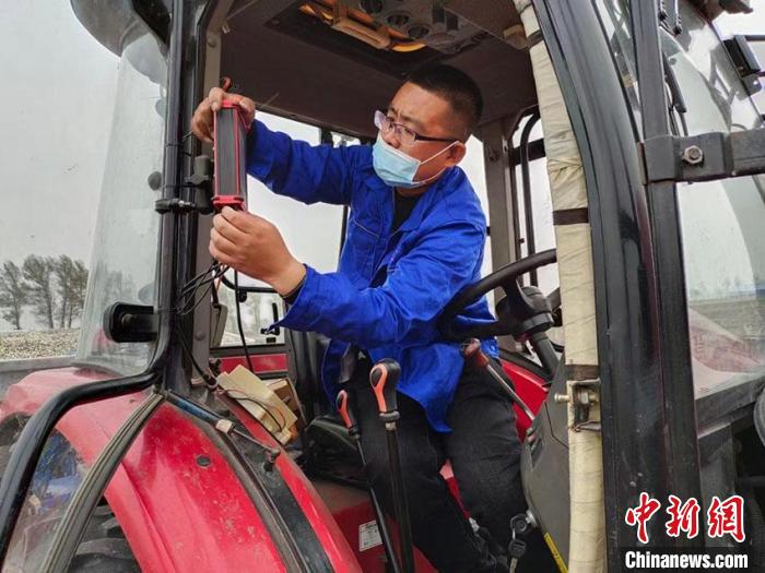 联合社工作人员正在调试农机设备 受访者徐国臣供图