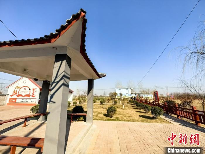 (资料图)图为菏泽市牡丹区何楼街道武赵村的村头公园一角。　牡丹区供图