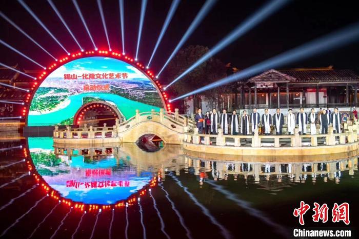 图为今年3月化隆文化艺术节在江苏省无锡市开幕。　李玉峰 供图