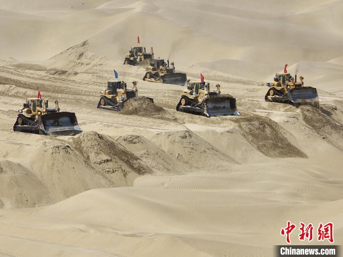 大型机械助力沙漠公路建设。　崔显朝 摄