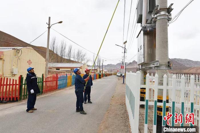 新疆乌恰县吉根供电所的员工在斯木哈纳村处理线路问题。　石怀平 摄