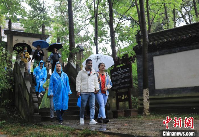 国际媒体人参观昭化古城文庙。　王磊 摄